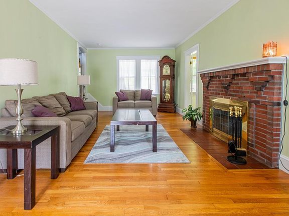 5th image of 385 Lowell St