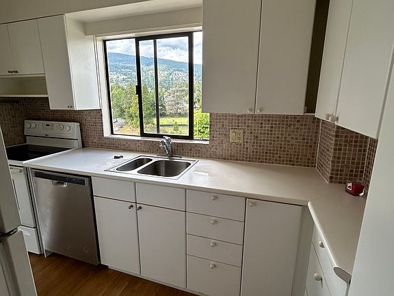4th image of 1985 Bellevue Ave #701