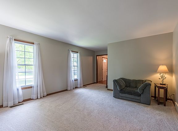 5th image of 8 S Cambridge Dr