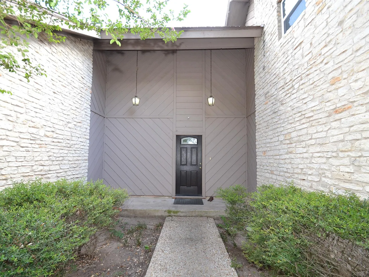 4 bed, 2.0 bath, 2100 sqft, $2,950 — Photo 2