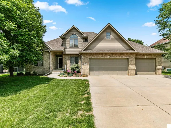 8810 Foxtail Dr, Lincoln, NE 68526