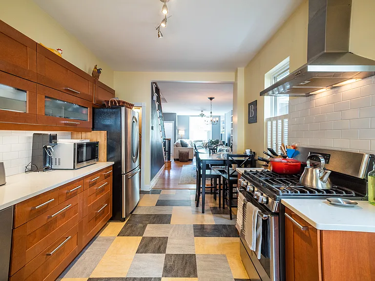 2521 Meredith St — Photo 11