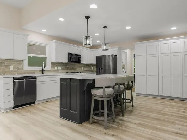 2404 SW Clear Creek Ct, Blue Springs, MO 64015