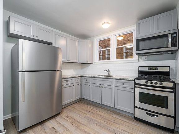 4th image of 196 N Park St #1