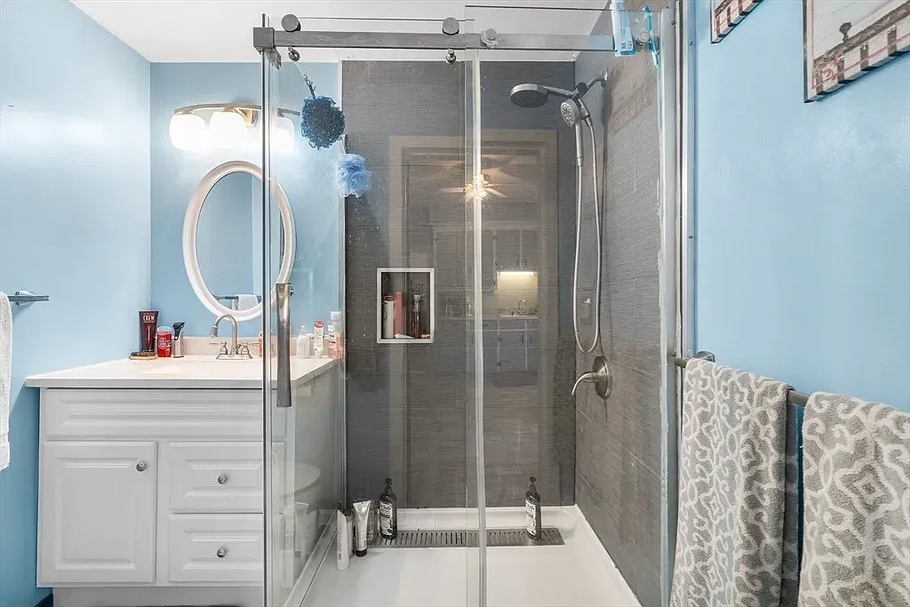 2 bed, 2290 sqft, $2,200 — Photo 4