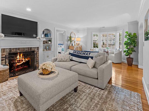 3rd image of 808 Sheldon Rd