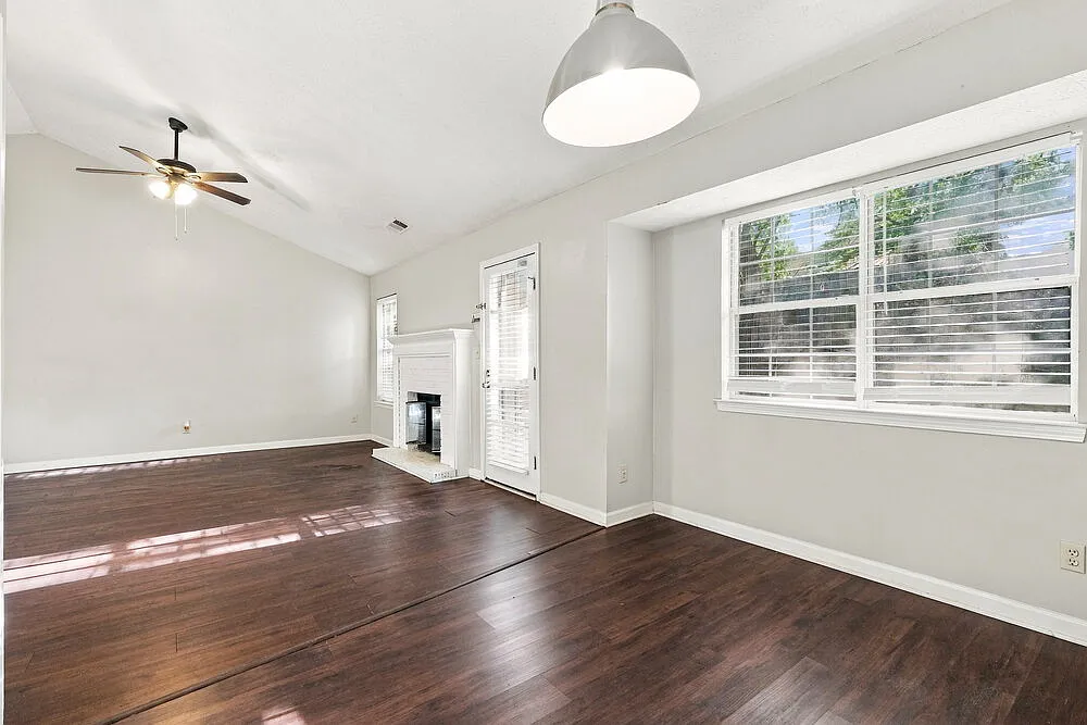 3 bed, 2.0 bath, 1522 sqft, $2,085 — Photo 4