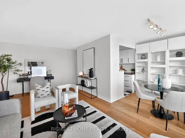 74 Spadina Rd #701, Toronto, ON M5R 2T5