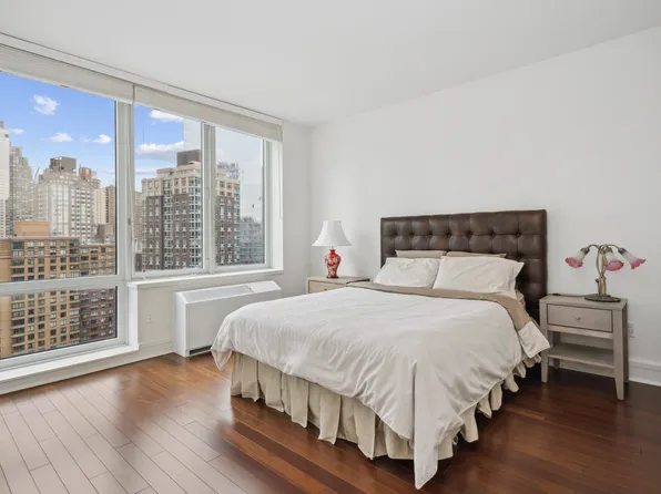 60 Riverside Boulevard image 5 of 18