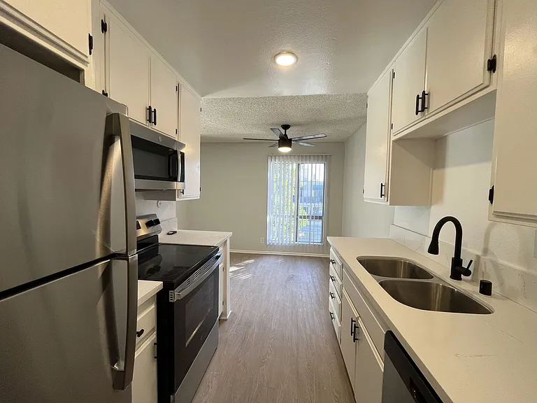 245 South Serrano Ave — Photo 74