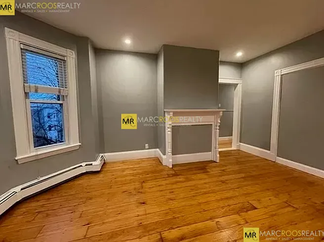 819 E 2nd St #3 — Photo 4