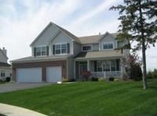 1800 Prairie Ridge Cir, Lindenhurst, IL 60046