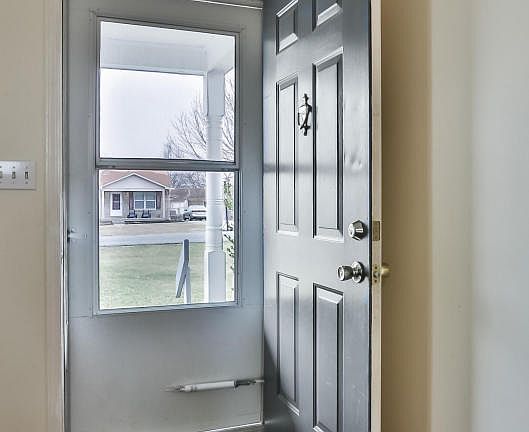 3rd image of 412 Greenfield Cir