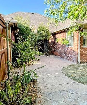 4th image of 3913 100th St