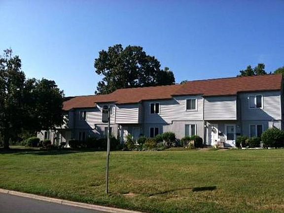 2nd image of 2005 Stoney Point Ln Unit 16