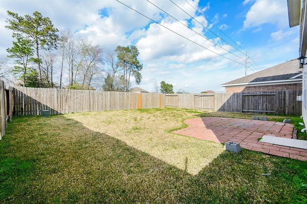4 bed, 2.5 bath, 2442 sqft, $2,200 — Photo 3
