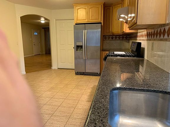 3rd image of 1664 Pomeroy Ave