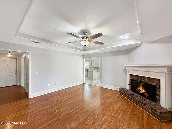 2nd image of 214 Chinkapen Dr