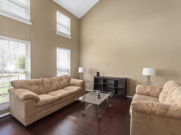 3rd image of 1029 Rachels Square Dr