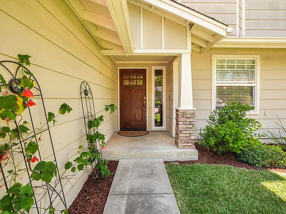 2nd image of 2465 Fountain Oaks Dr