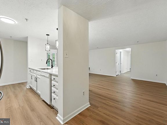 5th image of 13109 Briarcliff Ter #3-305
