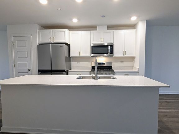 4th image of 1384 Foxglove Dr #1