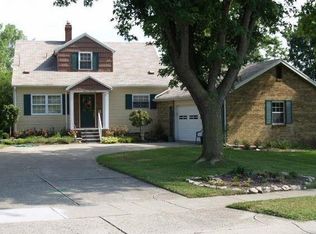 749 Greenview Dr, Tipp City, OH 45371