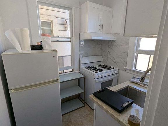 4th image of 2230 Mission St APT 17