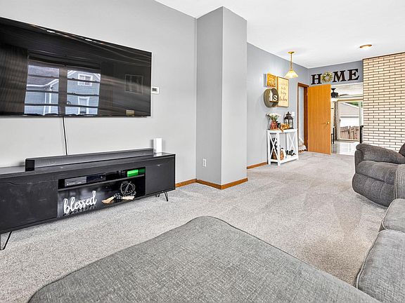 3rd image of 1013 E Kimberly Ave