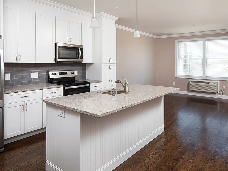 121 N Washington Ave — Photo 3