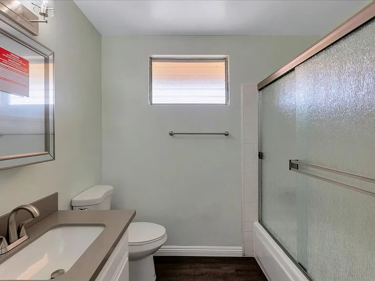 LA GRANADA APARTMENTS — Photo 19