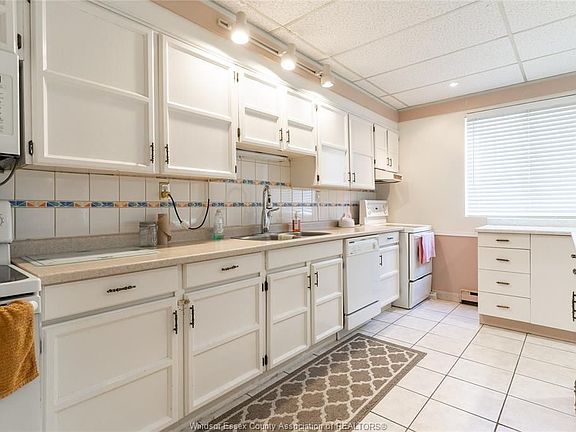 5th image of 3936 Wyandotte St E #701