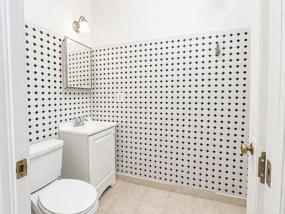 2nd image of 837 Jennings St Floor 1
