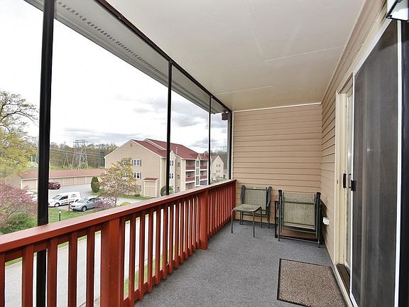 4th image of 33 Randolph Dr