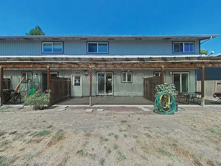 138 NE Conifer Blvd #6 — Photo 9