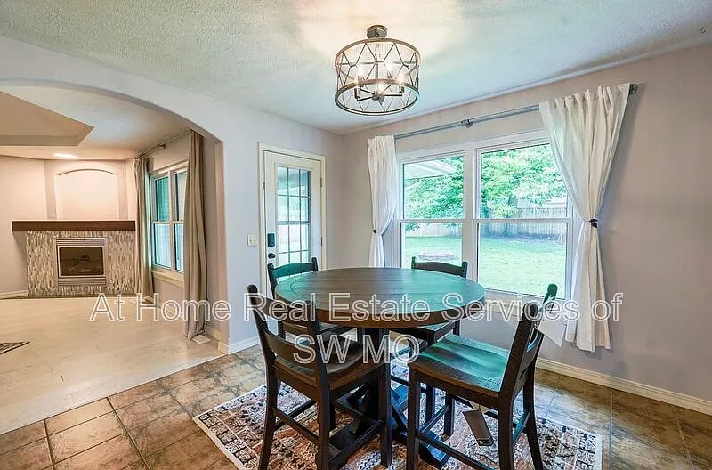 3 bed, 2.0 bath, 1618 sqft, $1,700 — Photo 3