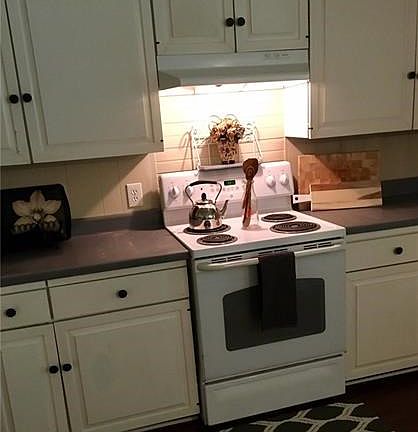5th image of 210 N Steele Ave