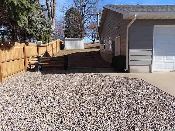 4th image of 821 Main St