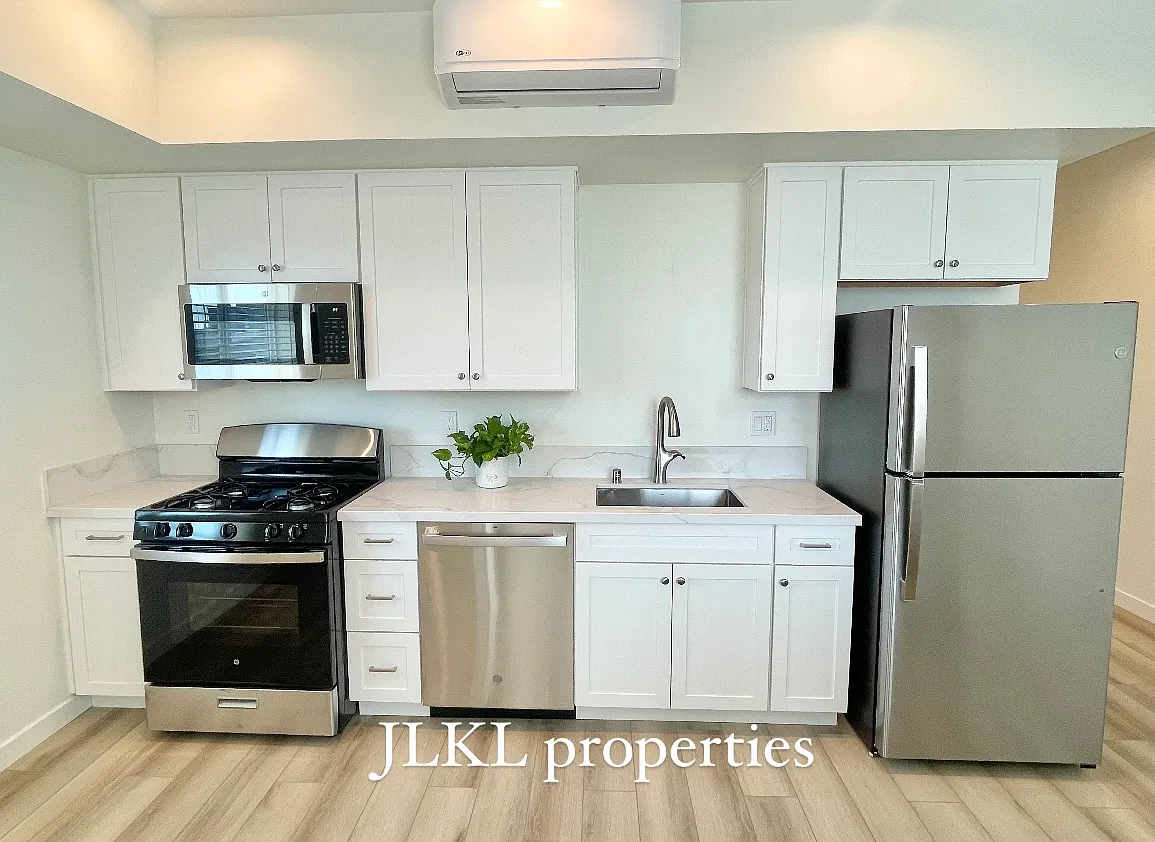 Studio, 440 sqft, $1,995 — Photo 3