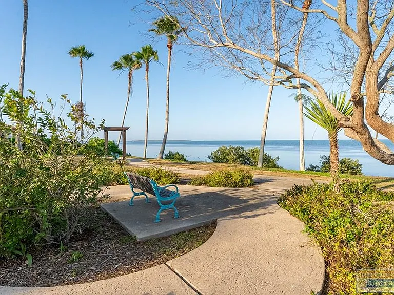 133 Oleander Dr — Photo 47