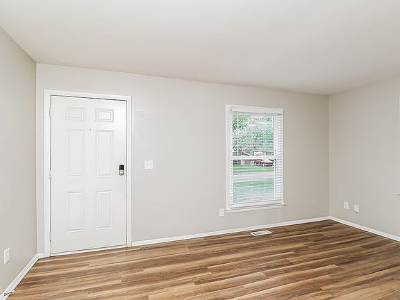 4th image of 624 Dobson Dr