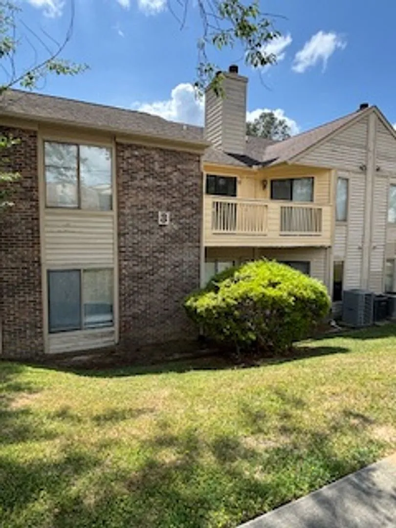 Condo, 2 bedroom and 2 bath, new Paint, New Carpet, Upstairs unit — Photo 1