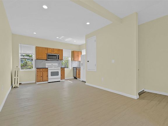 3rd image of 127 Mineola Blvd #3
