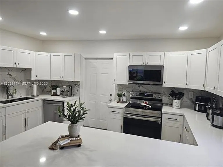 75 SW 18th Ave — Photo 8