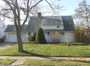 6 Dell Ln, Wantagh, NY 11793