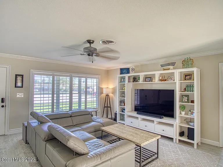 455 Laurel Ct — Photo 6