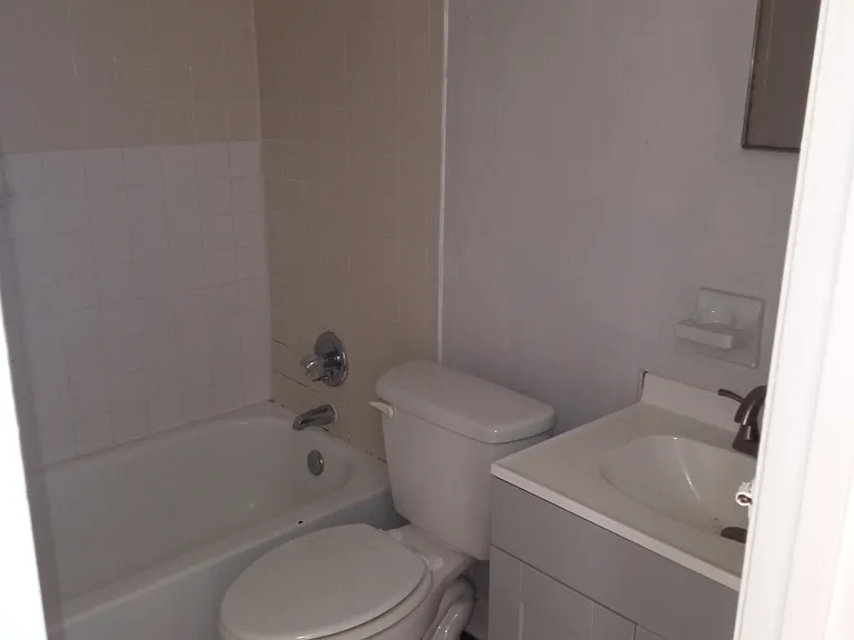 2628 SW 31st Pl — Photo 2