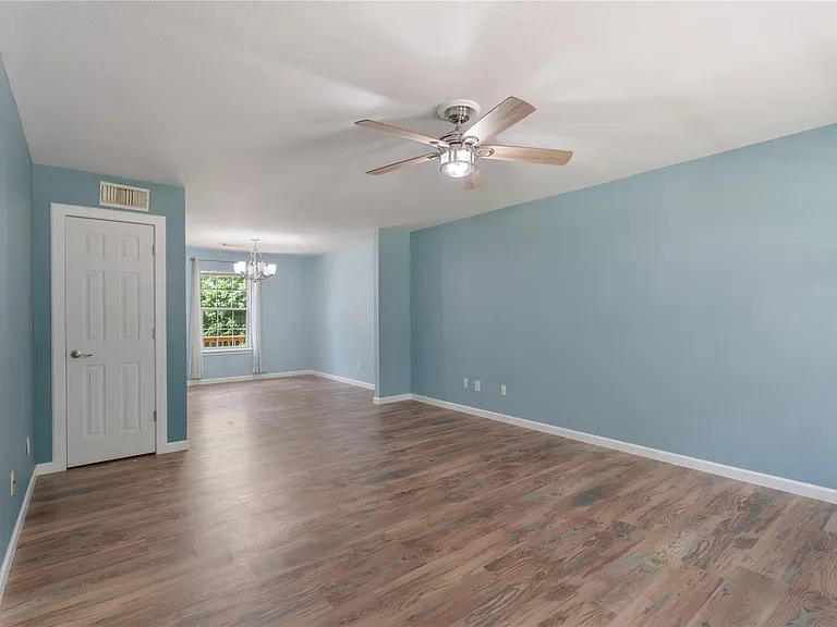 293 Commodore Dr — Photo 9