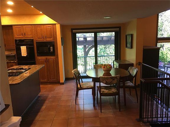 5th image of 995 Lakeview Dr