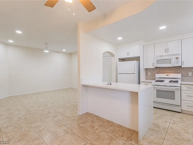 300 Pine Haven St #101 — Photo 8